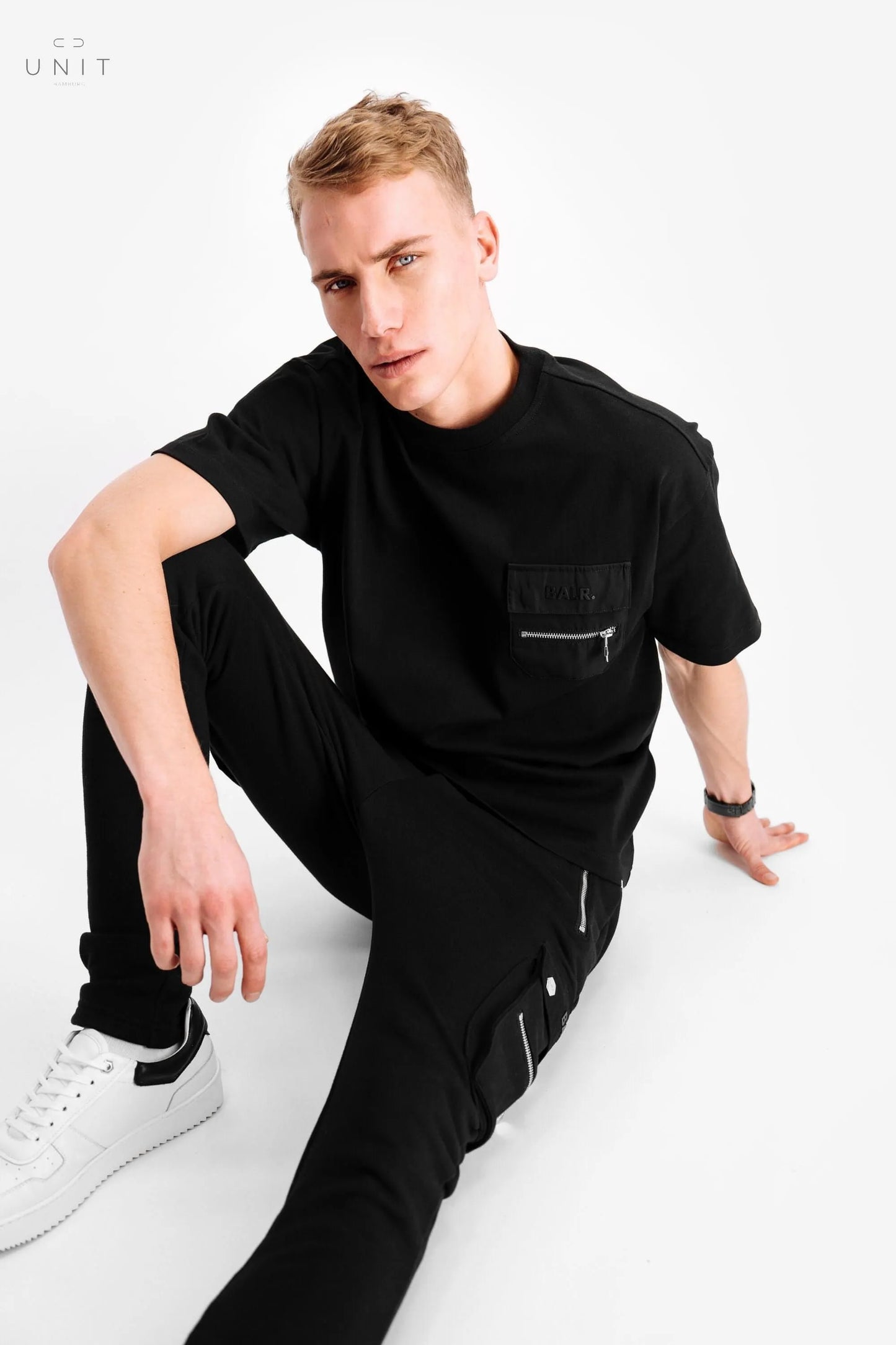Model mit BALR. Herren T-Shirt Brand Athletic, schwarz, online only