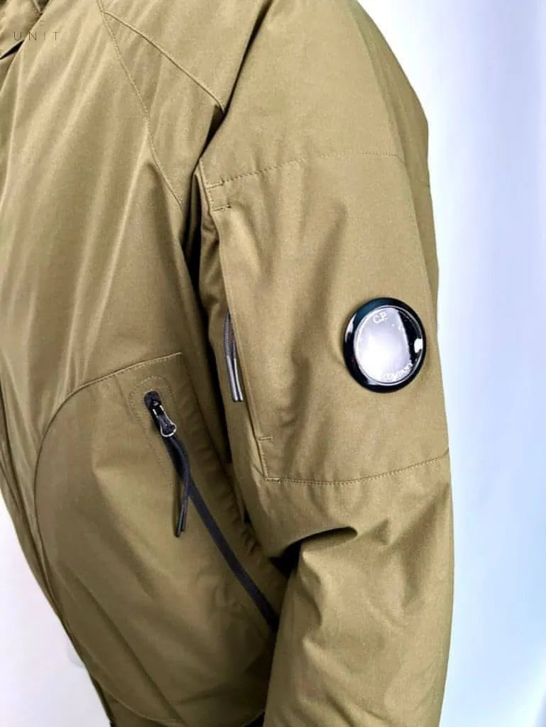 Linse auf dem Arm von C.P. Company 13CMOW173A004117A PRO-TEK MEDIUM JACKET