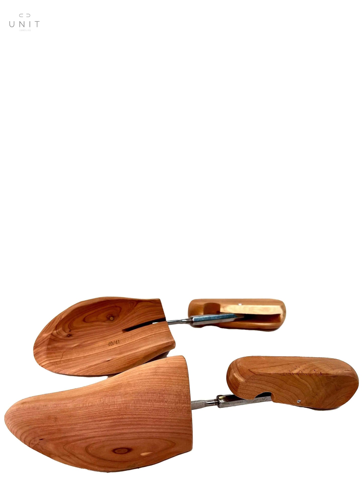 コロニル、杉の木から作られたシューツリー