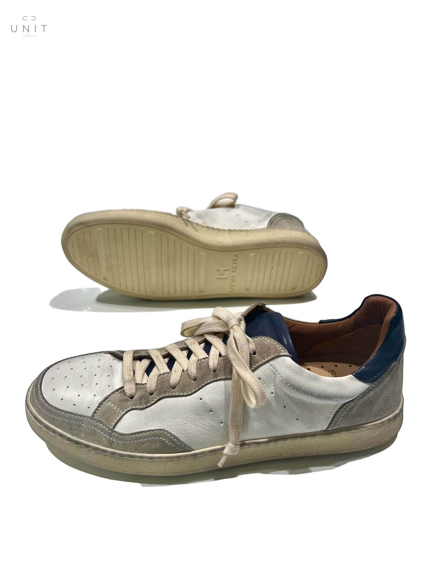 Elia Maurizi, Sneaker weiss, blaue Lasche, Naturkautschuksohle - UNIT Hamburg