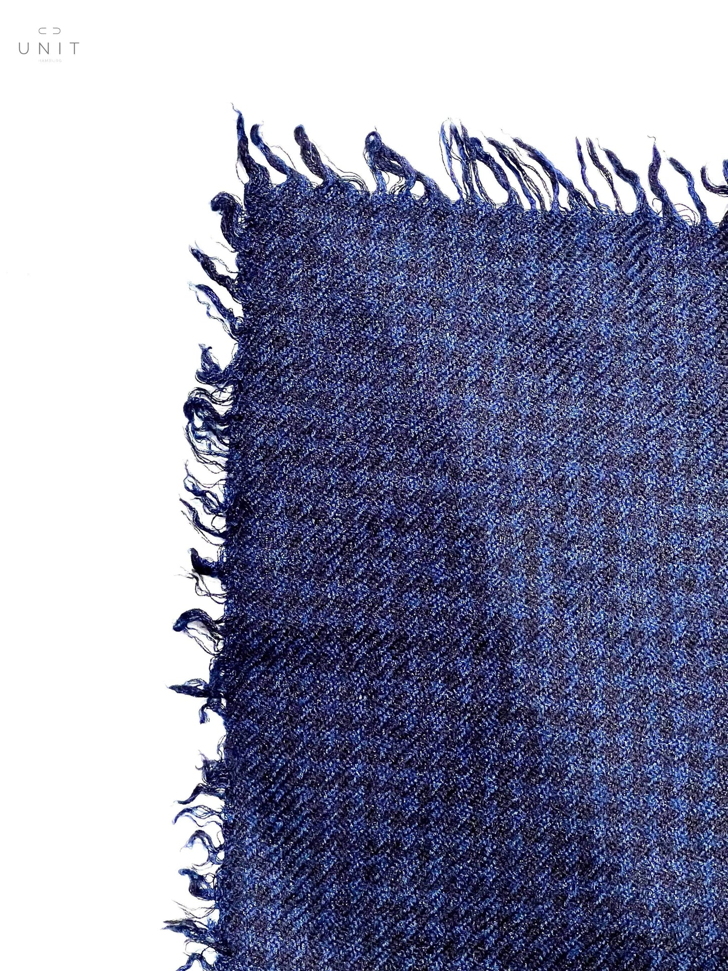 Detailaufnahme Faliero Sarti I23 0364 Derniana Karo blau/ schwarz