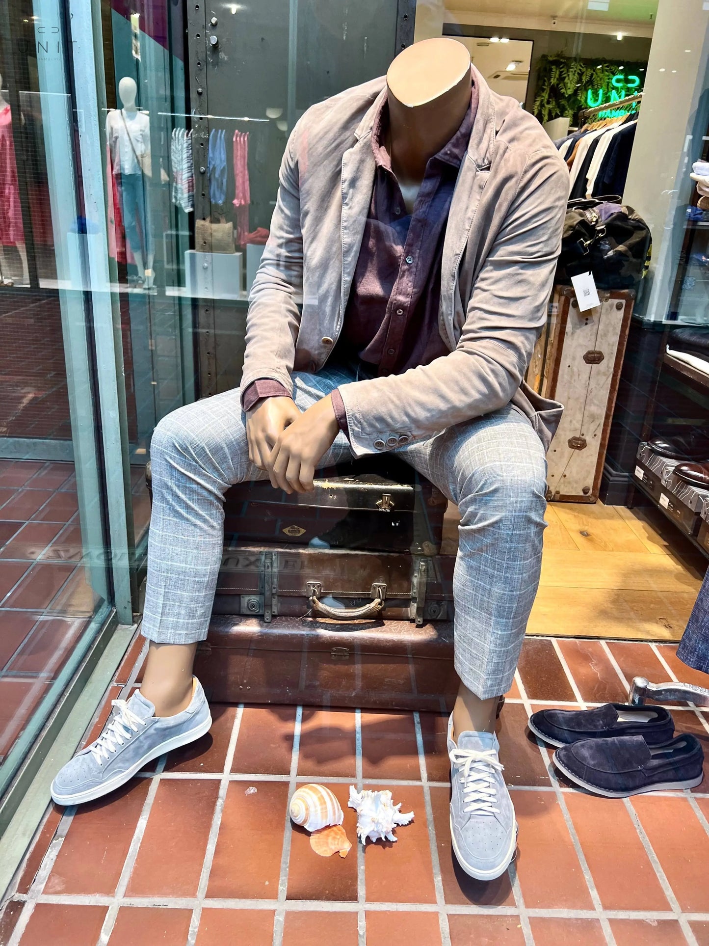 Schaufenster mit GMS75 3S20.J.200.51T Sakko Lammvelours, camel UNIT Hamburg
