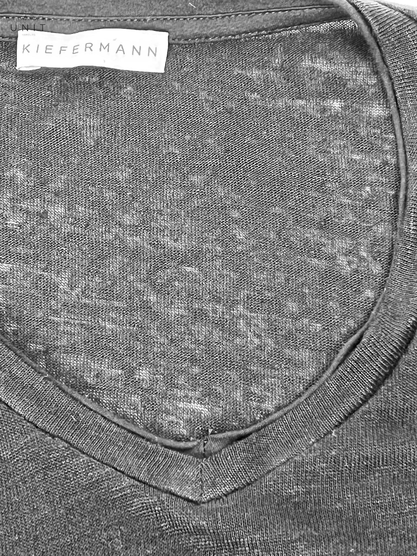 Detailaufnahme Kiefermann 432-21085 Flynn Leinen T-Shirt V-Neck schwarz
