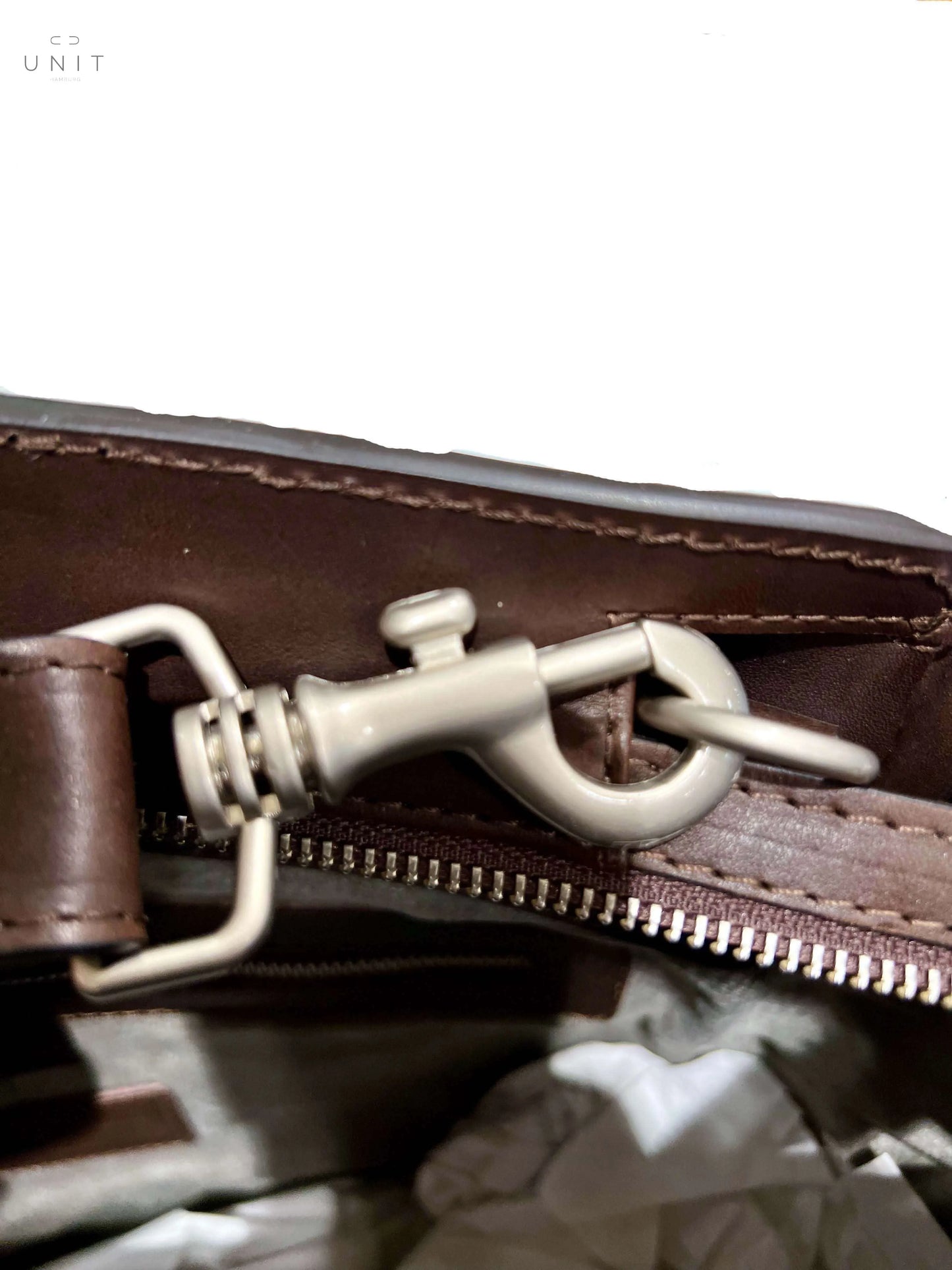 Detailansicht Schliße Officine Creative QUENTIN/001 Tasche geölt