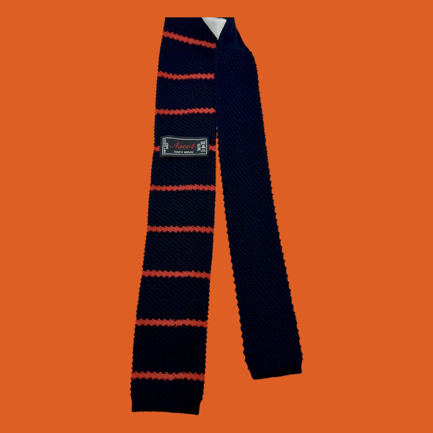 UNIT Hamburg - Ascot, Krawatte aus Wollstrick, blau mit roten Streifen - Ascot