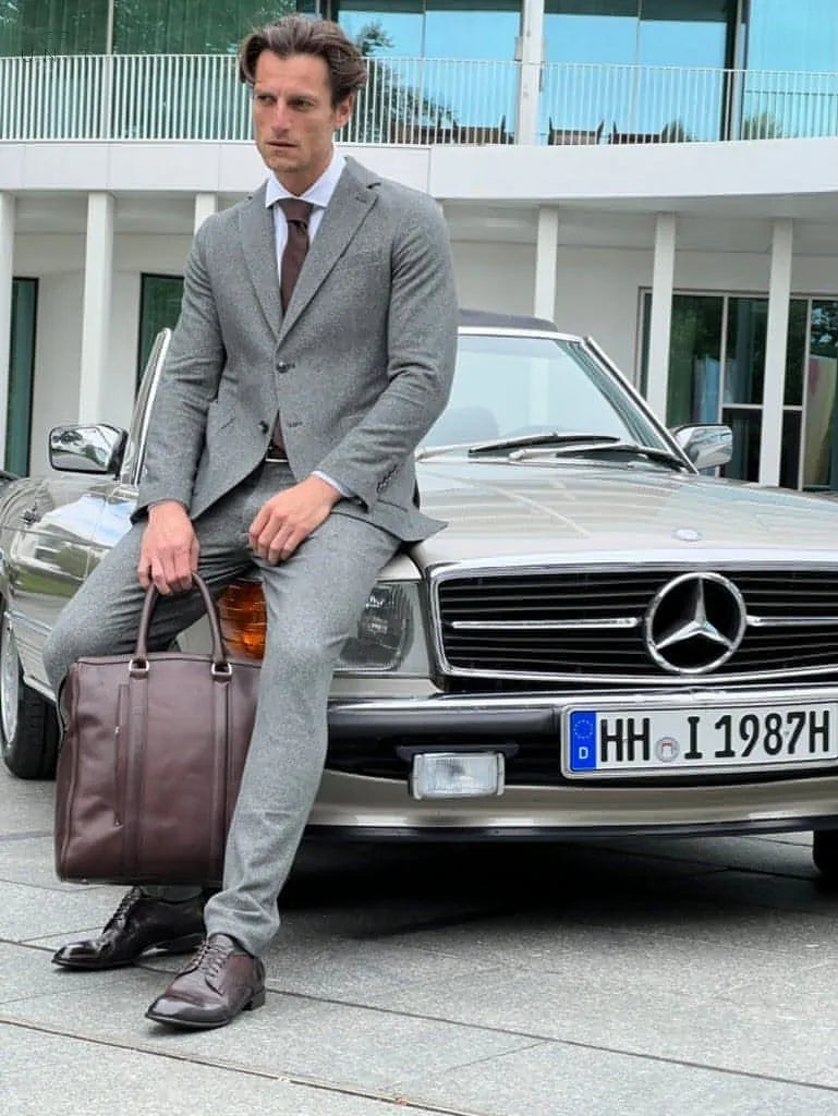braune Wollkrawatte, handgenäht von Ascot vor einem Mercedes 300SL und dem Hotel THE FONTENAY
