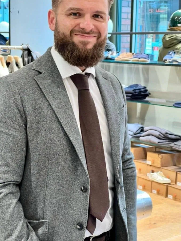 auch Max Hoeke trägt braune Wollkrawatte, handgenäht von Ascot