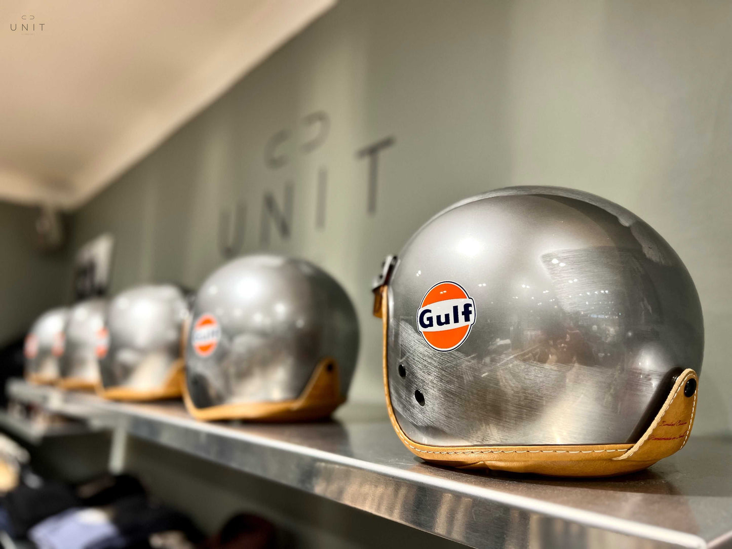 Regalbrett mit GULF Helmen bei UNIT Hamburg
