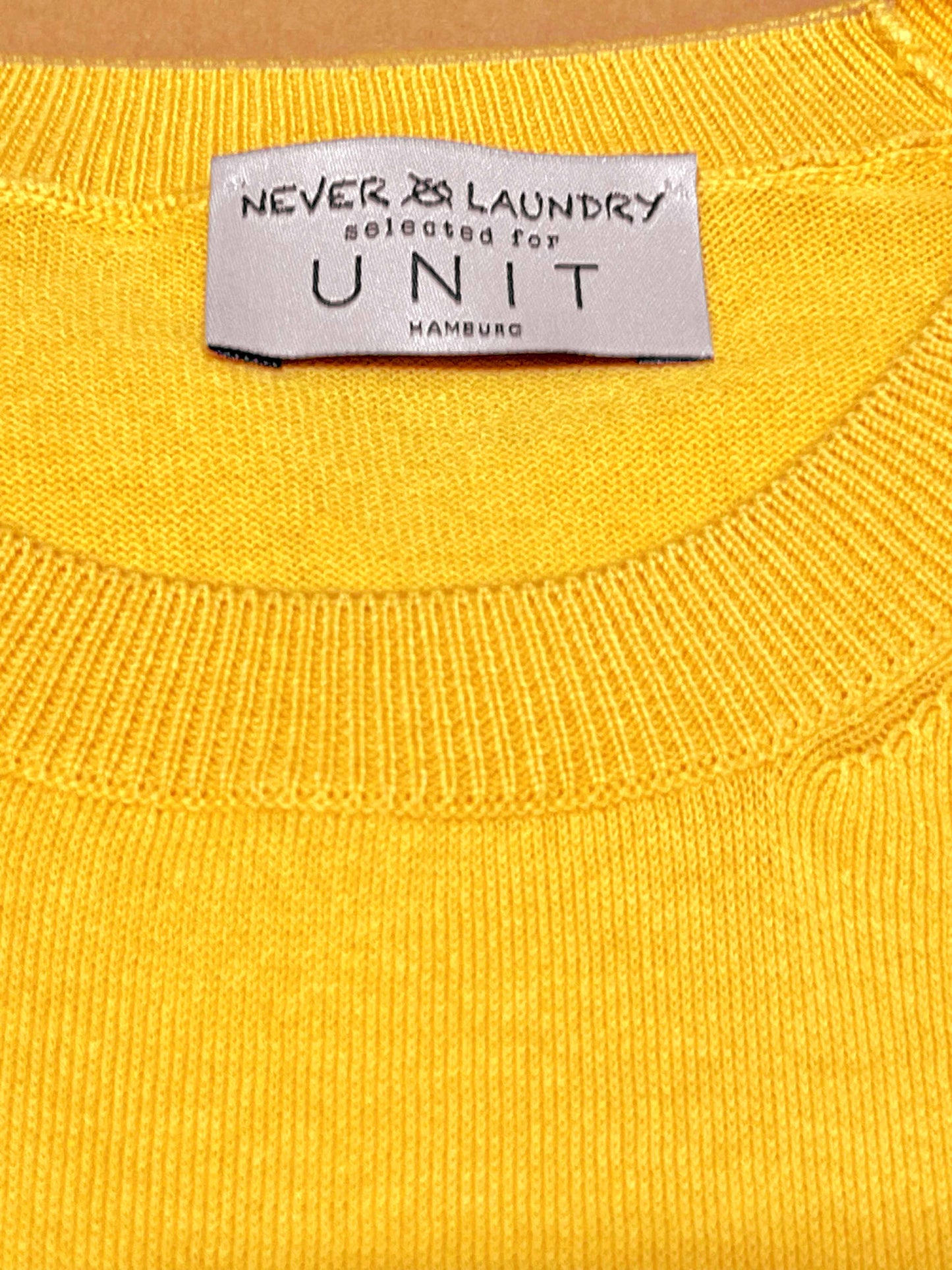 Never Laundry, Organic Cotton T-Shirt, Raglan Schulter, sonnenblumengelb - UNIT Hamburg
